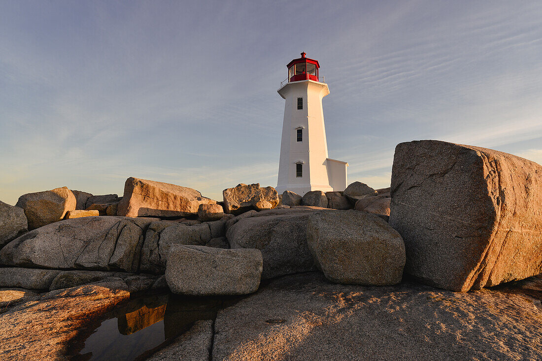 Leuchtturm in Peggy's Cove bei Sonnenaufgang, Nova Scotia, Kanada, Nordamerika