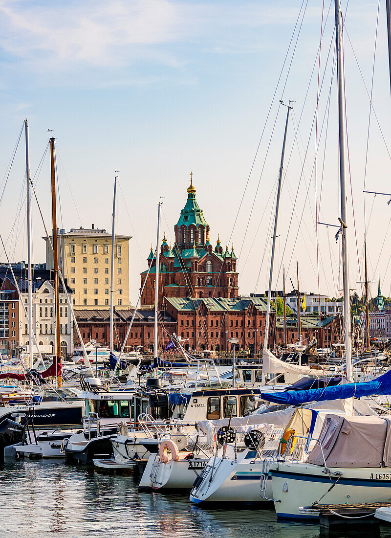 Blick über den Hafen von Pohjoissatama in Richtung der Uspenski-Kathedrale, Helsinki, Kreis Uusimaa, Finnland, Europa