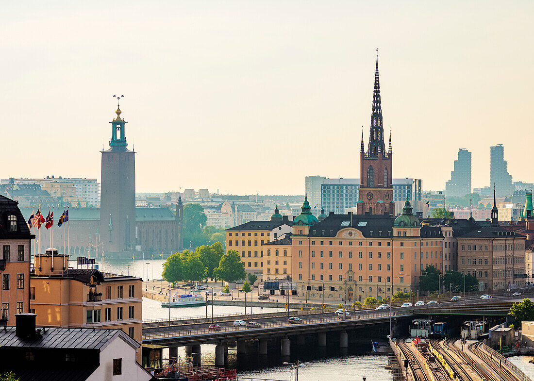 Blick auf die Riddarholmen-Kirche und das Rathaus, Stockholm, Stockholms län, Schweden, Skandinavien, Europa