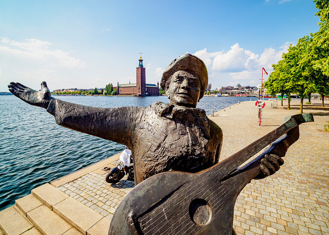 Evert Taube Statue mit Rathaus im Hintergrund, Stockholm, Stockholms län, Schweden, Skandinavien, Europa