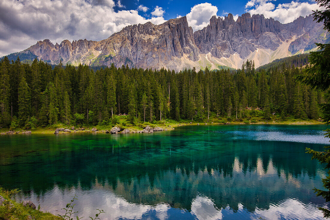 Latemar-Gebirge spiegelt sich im Karersee (Karersee) im Sommer, Südtirol, Dolomiten, Italien, Europa