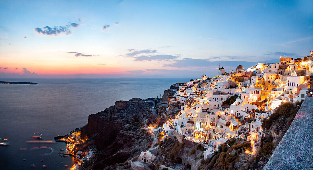 Malerische Stadt Oia, Santorini (Thira), Kykladen, griechische Inseln, Griechenland, Europa