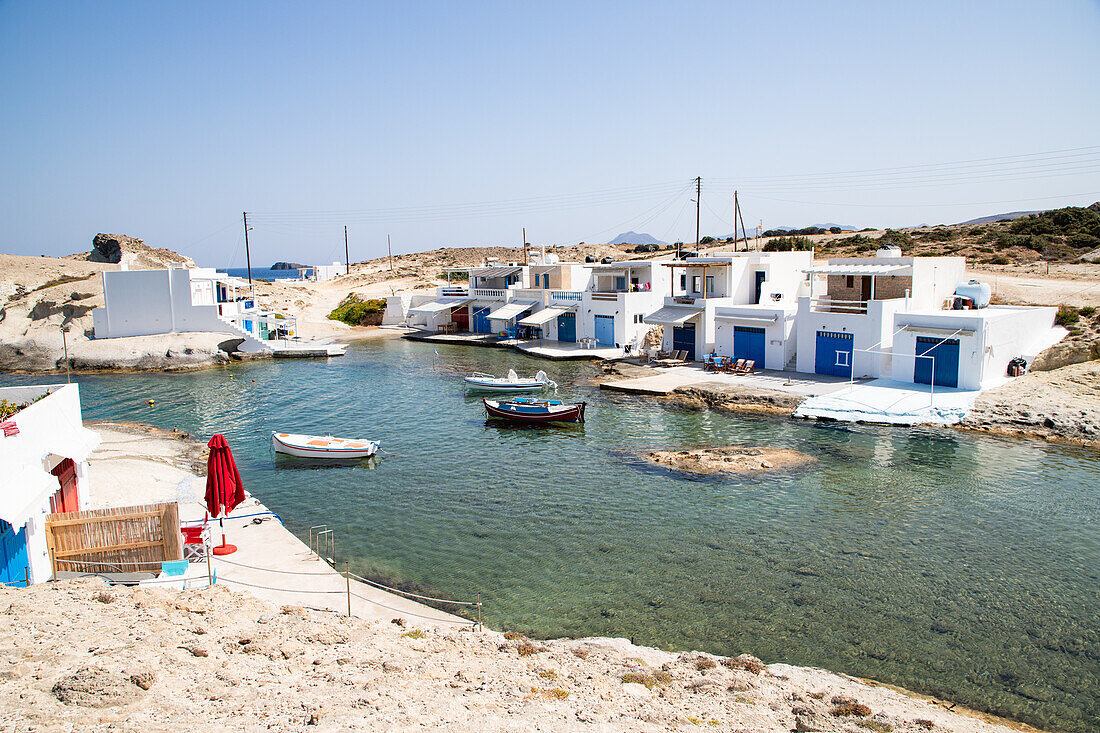 Traditionelle Fischerhäuser am Meer in Milos, Kykladen, Ägäis, griechische Inseln, Griechenland, Europa