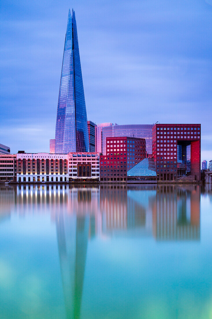 The Shard spiegelt sich in der Themse bei Sonnenaufgang, London, England, Vereinigtes Königreich, Europa
