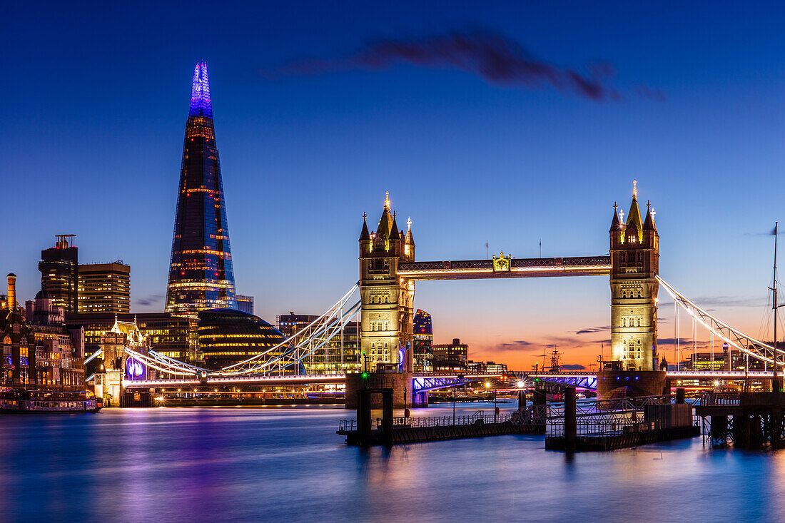 Tower Bridge und The Shard bei Sonnenuntergang, London, England, Vereinigtes Königreich, Europa