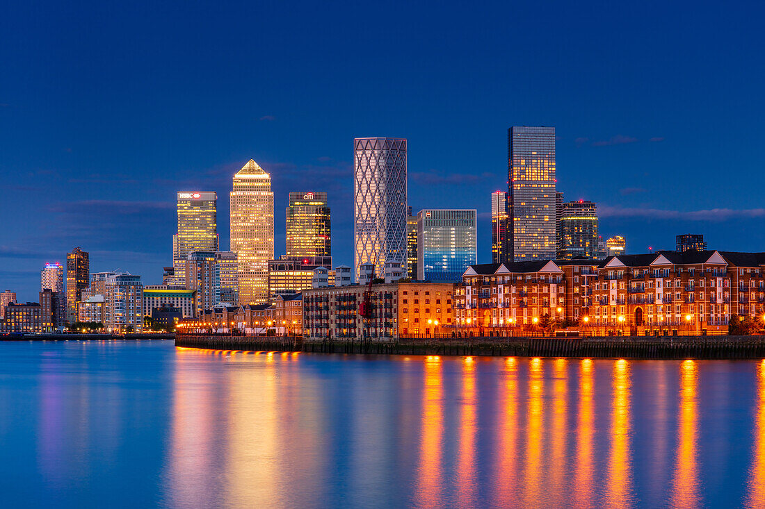 Canary Wharf und Rotherhithe bei Sonnenuntergang, Docklands, London, England, Vereinigtes Königreich, Europa