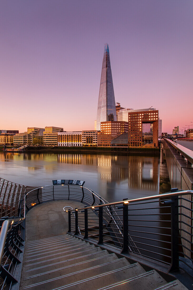 The Shard und London Bridge bei Sonnenaufgang mit Reflexionen über die Themse, London, England, Vereinigtes Königreich, Europa