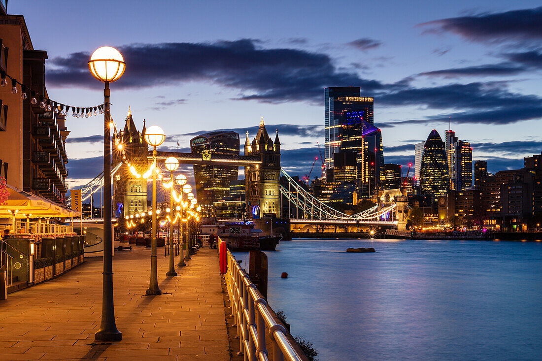 Tower Bridge und die Stadt bei Sonnenuntergang von Shad Thames, London, England, Vereinigtes Königreich, Europa
