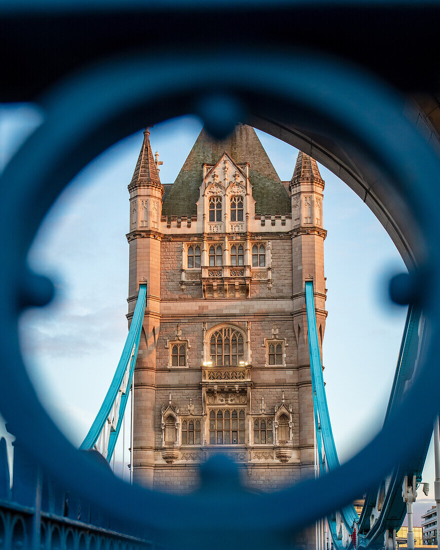 Blick auf die Tower Bridge durch Metallgeländer, London, England, Vereinigtes Königreich, Europa