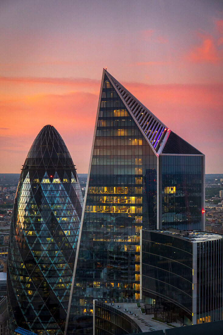 Die Gherkin and Scalpel-Gebäude in der City of London in der Abenddämmerung, London, England, Vereinigtes Königreich, Europa