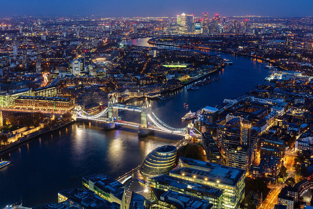 Themse, Tower Bridge und Canary Wharf von oben in der Abenddämmerung, London, England, Vereinigtes Königreich, Europa
