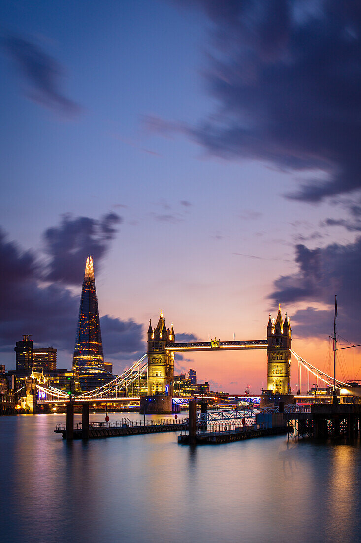 Tower Bridge und The Shard bei Sonnenuntergang aus Wapping, London, England, Vereinigtes Königreich, Europa