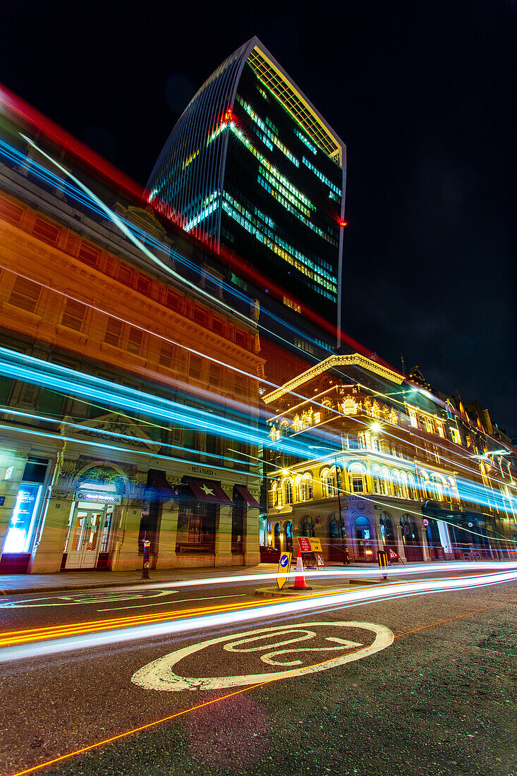 Walkie Talkie Building (20 Fenchurch Street) mit Lichtspuren bei Nacht, City of London, London, England, Vereinigtes Königreich, Europa
