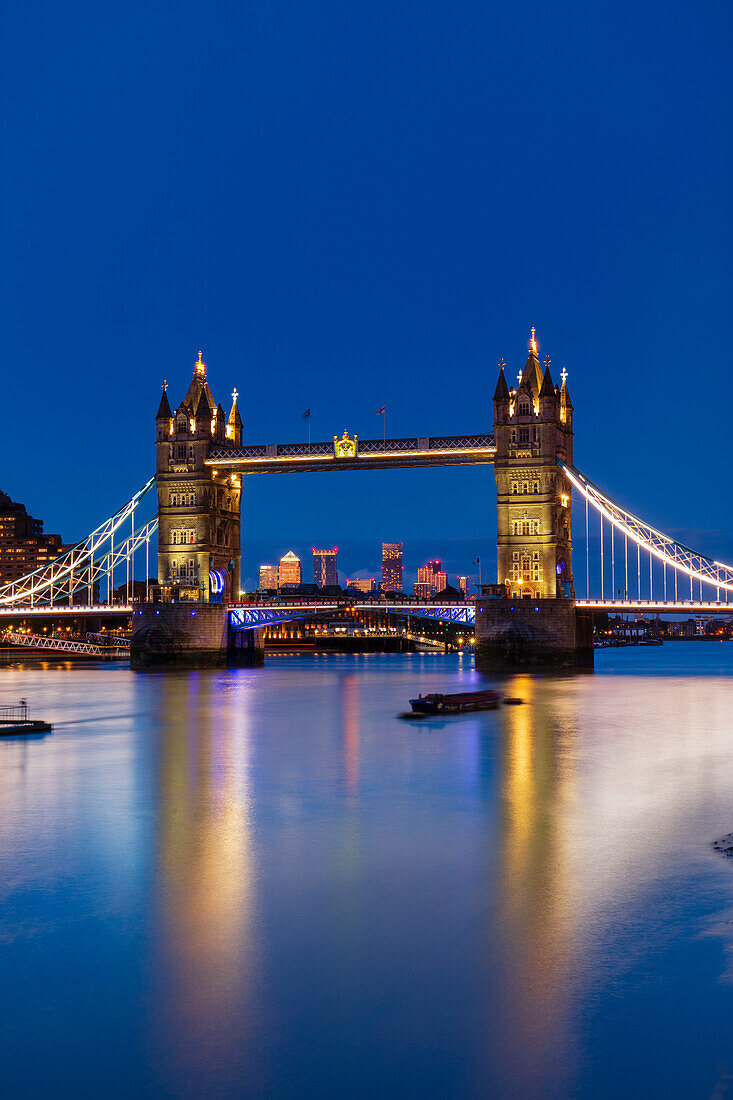 Tower Bridge bei Sonnenuntergang mit Canary Wharf Skyline im Hintergrund, London, England, Vereinigtes Königreich, Europa
