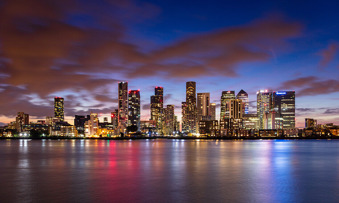 Canary Wharf und Isle of Dogs Skyline bei Sonnenuntergang, Docklands, London, England, Vereinigtes Königreich, Europa