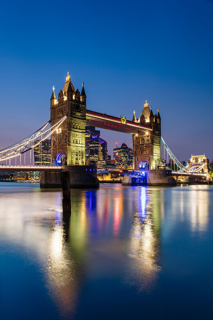 Die Tower Bridge und die Wolkenkratzer der City of London, die sich bei Sonnenuntergang in der Themse widerspiegeln, London, England, Vereinigtes Königreich, Europa