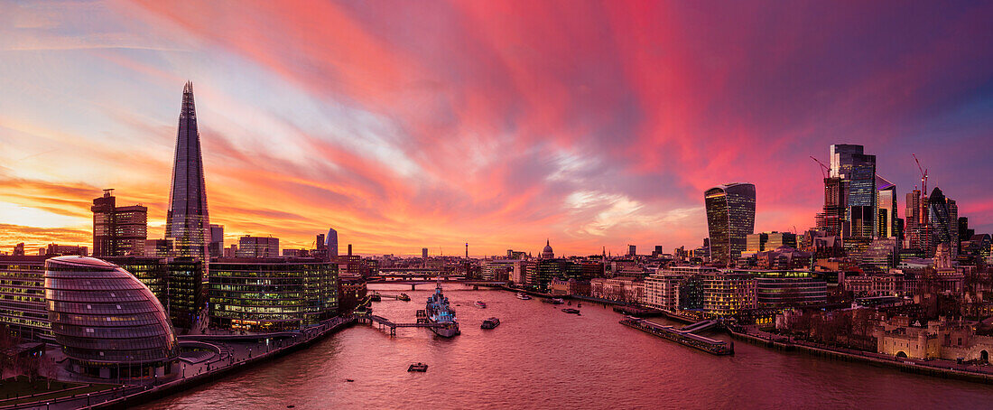 Panoramablick auf die Themse, The Shard, City of London und London Bridge bei Sonnenuntergang, London, England, Vereinigtes Königreich, Europa