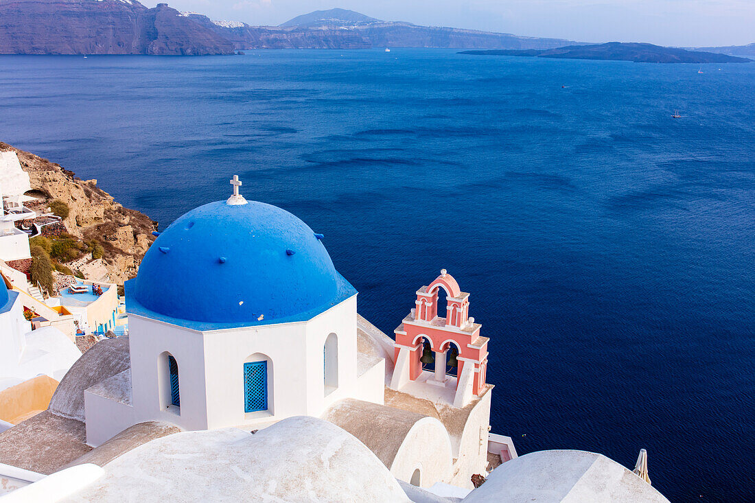 Eine weiße Kirche mit blauer Kuppel mit Blick auf die Ägäis, Santorini, Kykladen, griechische Inseln, Griechenland, Europa