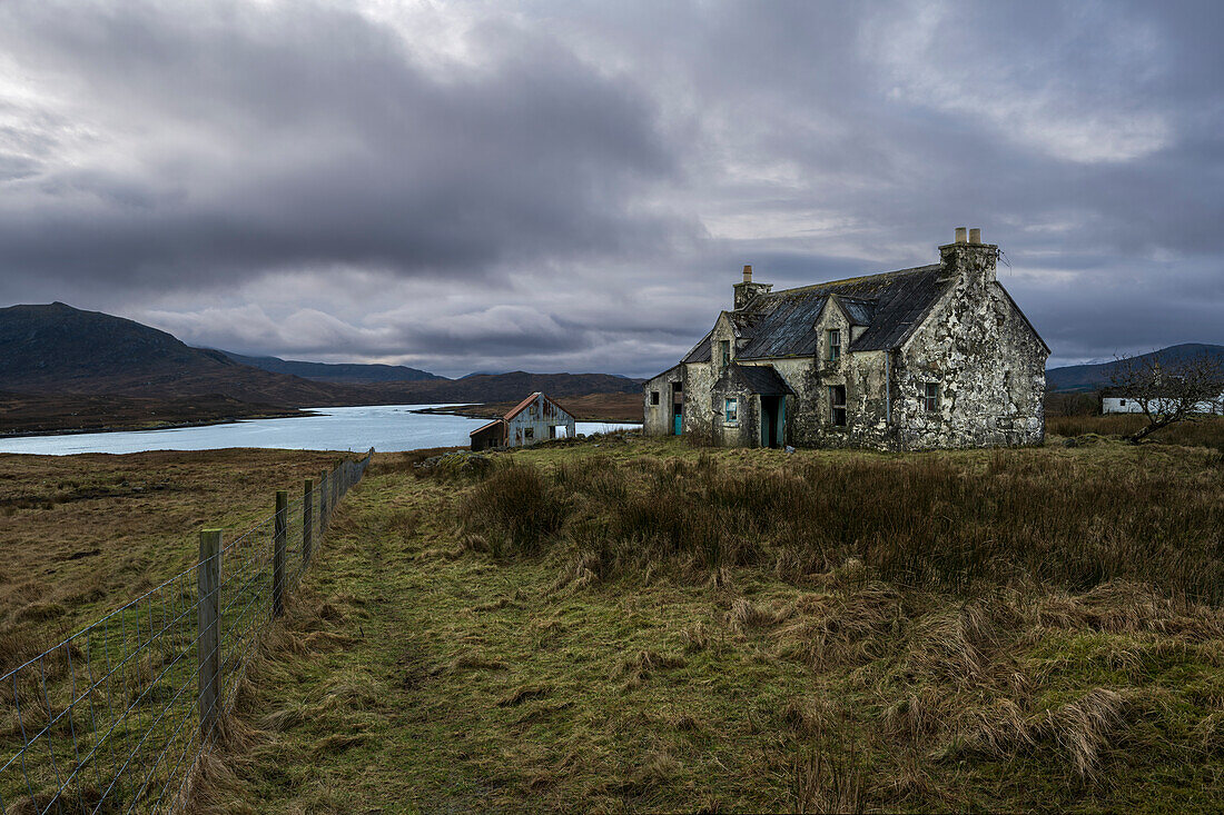 Abandoned croft house overlooking Loch Siophort and the Harris Hills, Arivruaich, Isle of Lewis, Outer Hebrides, Scotland, United Kingdom, Europe