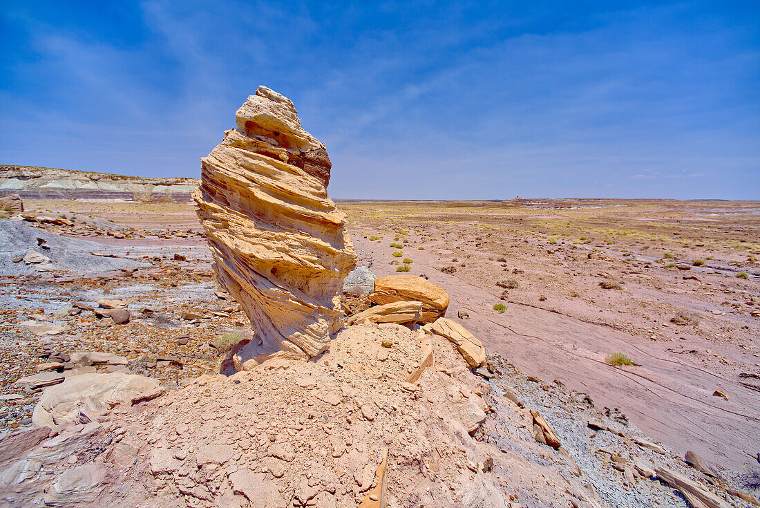 Eine Hoodoo-Formation namens Medusa's Child, unterhalb der Klippen des Agate Plateau im Petrified Forest National Park, Arizona, Vereinigte Staaten von Amerika, Nordamerika