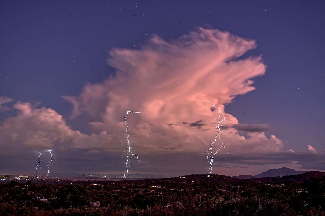 Isolierte Sturmzelle, die in der Ferne über das Prescott-Gebiet von Arizona fährt, mit der Stadt Chhino Valley im Vordergrund, Arizona, Vereinigte Staaten von Amerika, Nordamerika