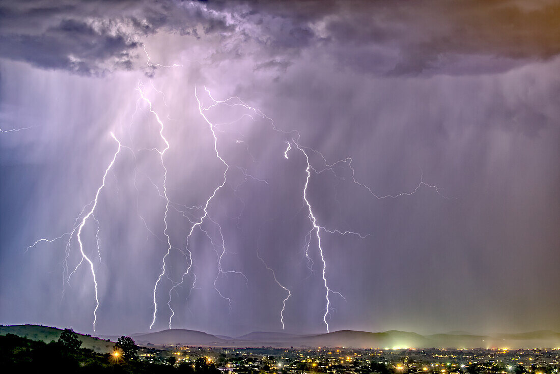 Spätnachtsturm während der Monsunzeit 2021 rollt in Chino Valley, Arizona, Vereinigte Staaten von Amerika, Nordamerika