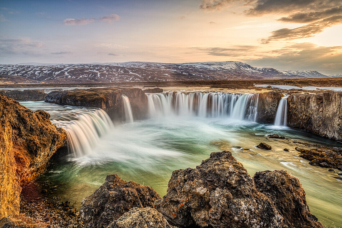 Godafoss Wasserfall bei Sonnenaufgang, Nordisland, Polarregionen