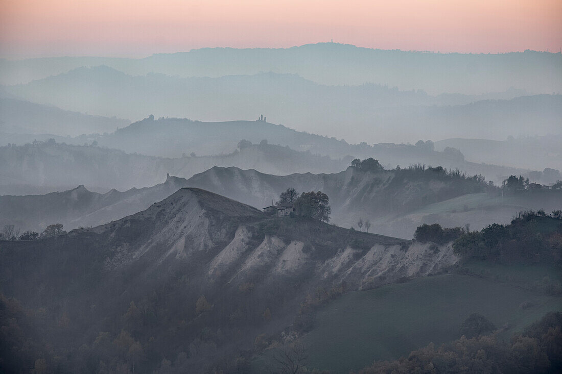 Abenddämmerung über Hügeln, wo viele Schichten von Nebel bedeckt sind, Emilia Romagna, Italien, Europa