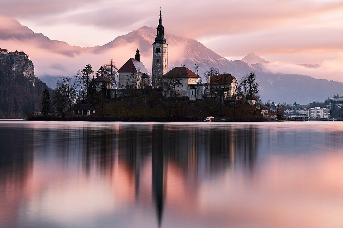 Eine Kirche auf der Insel mitten im Bleder See bei Sonnenaufgang, Slowenien, Europa