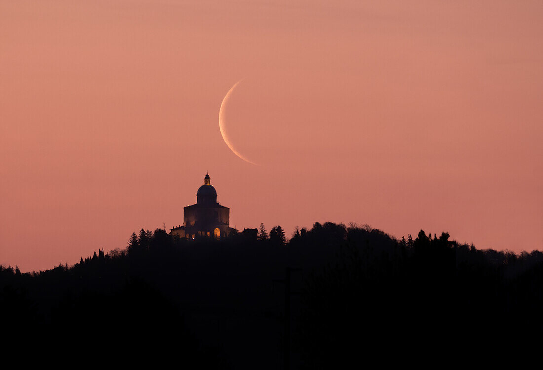 Abnehmender Halbmond bei Sonnenaufgang über San Luca Sanctuary, Bologna, Emilia Romagna, Italien, Europa