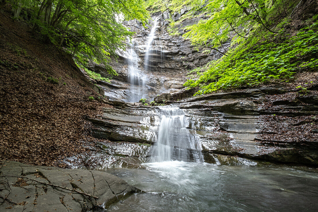 Lavachiello Wasserfall fließt im Sommer in den Wäldern, Emilia Romagna, Italien, Europa