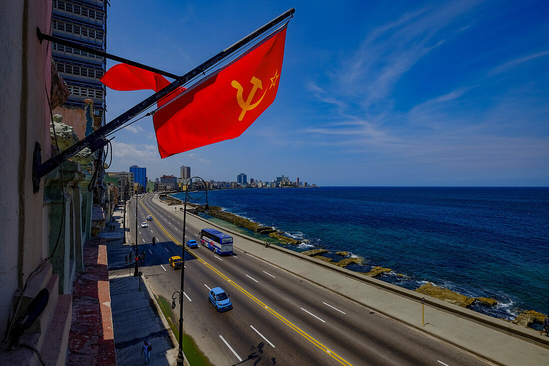 Eine Flagge der Sowjetunion über dem Malecon, Havanna, Kuba, Westindien, Mittelamerika