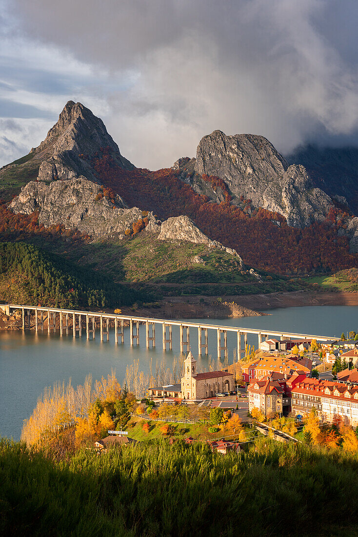 Riano Stadtbild bei Sonnenaufgang mit Gebirgslandschaft im Herbst im Nationalpark Picos de Europa, Leon, Spanien, Europa