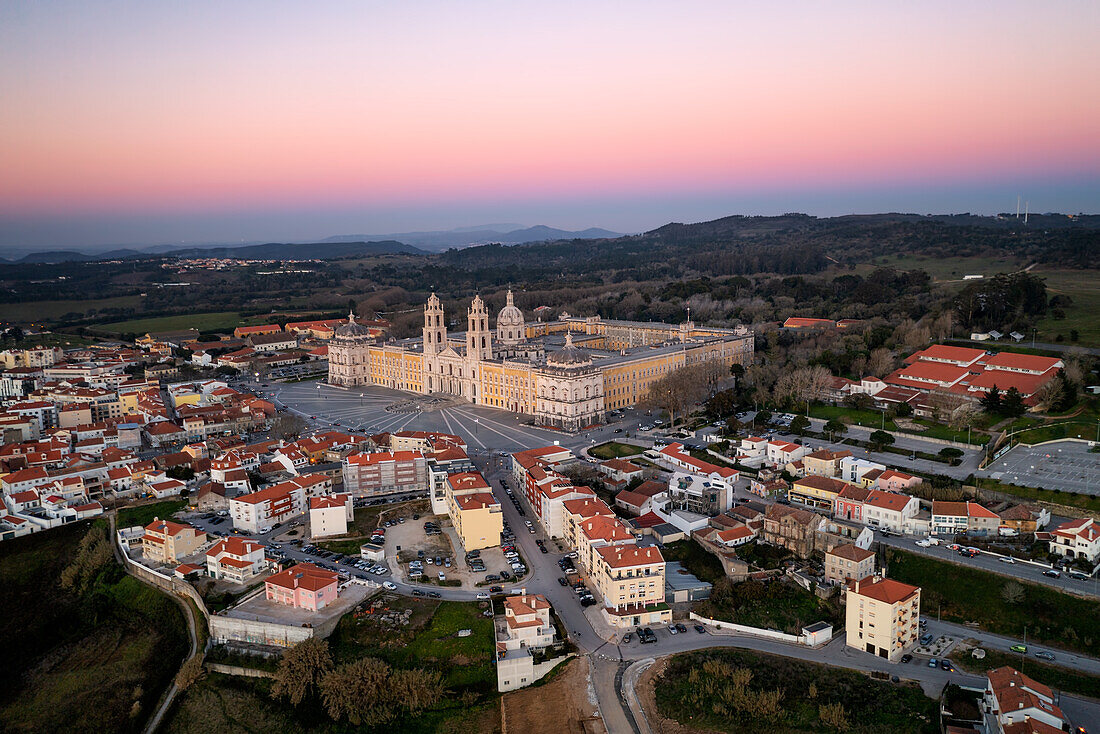 Luftaufnahme der Stadtdrohne bei Sonnenuntergang mit dem berühmten Palast, Mafra, Portugal, Europa