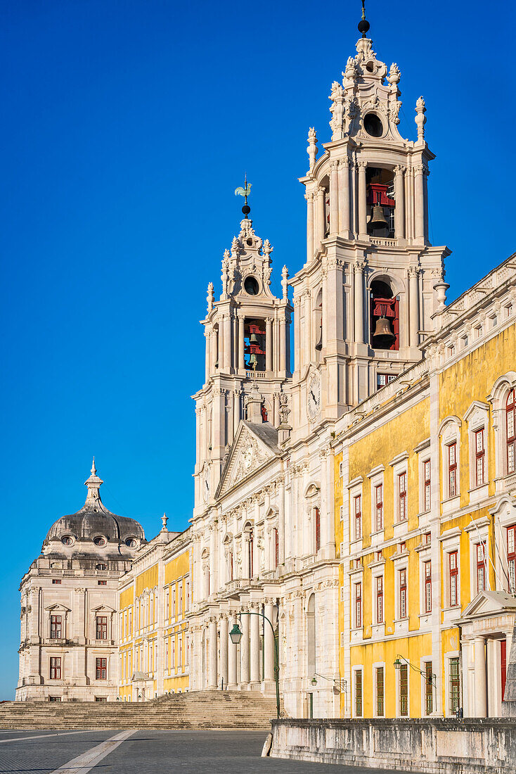 Mafra Palace Eingang mit ikonischen Türmen und Glocken, Mafra, Portugal, Europa