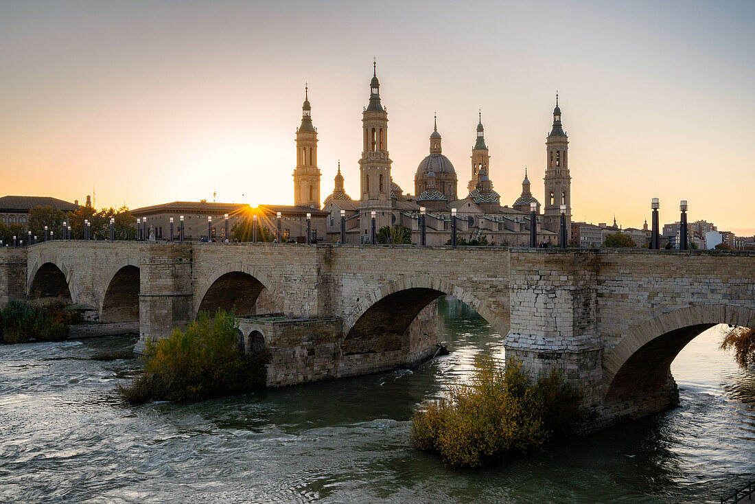 Basilica del Pilar Kathedrale mit Steinbrücke über den Fluss Ebro, Zaragoza, Aragon, Spanien, Europa