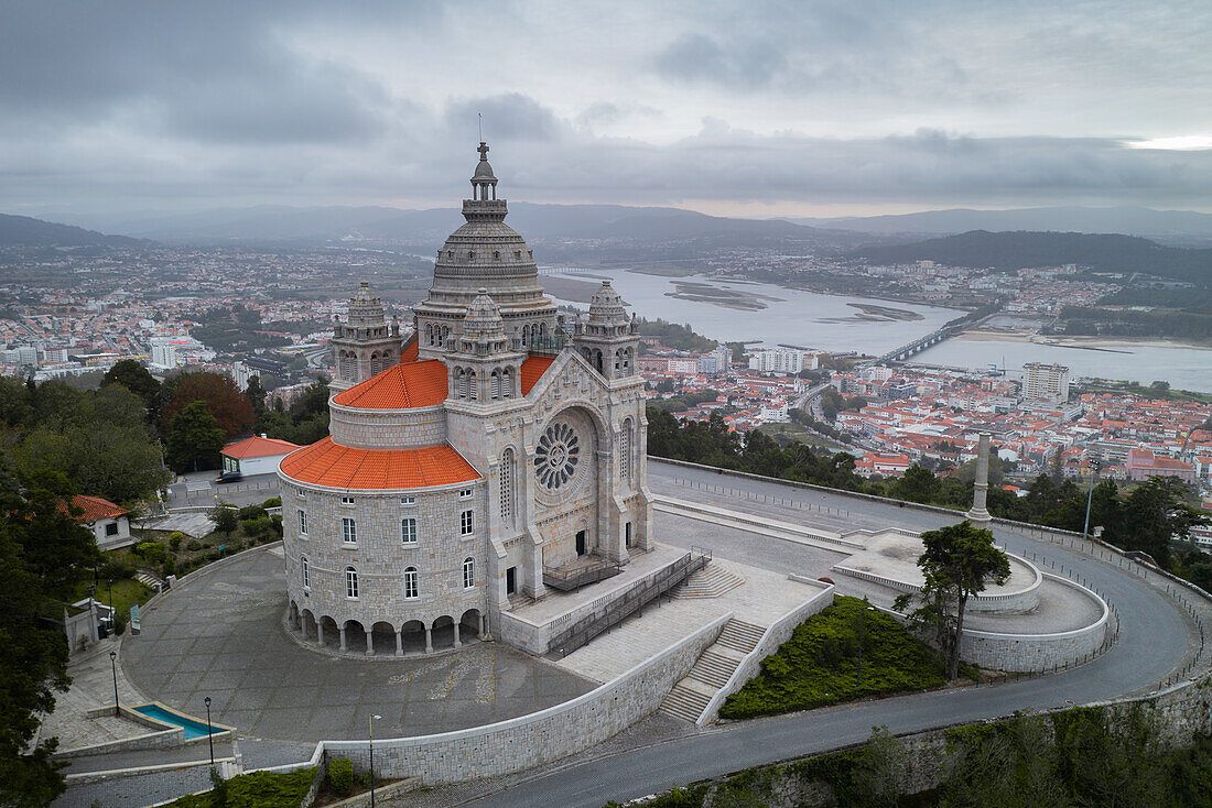 Heiligtum der Kirche Santa Luzia, Luftaufnahme der Drohne, Viana do Castelo, mit Stadt und Fluss Lima im Hintergrund, Norte, Portugal, Europa
