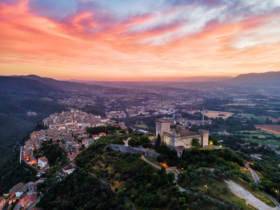 Stadtbild von Narni bei Sonnenaufgang, mit der Festung an der Vorderseite und der Altstadt dahinter, Narni, Umbrien, Italien, Europa
