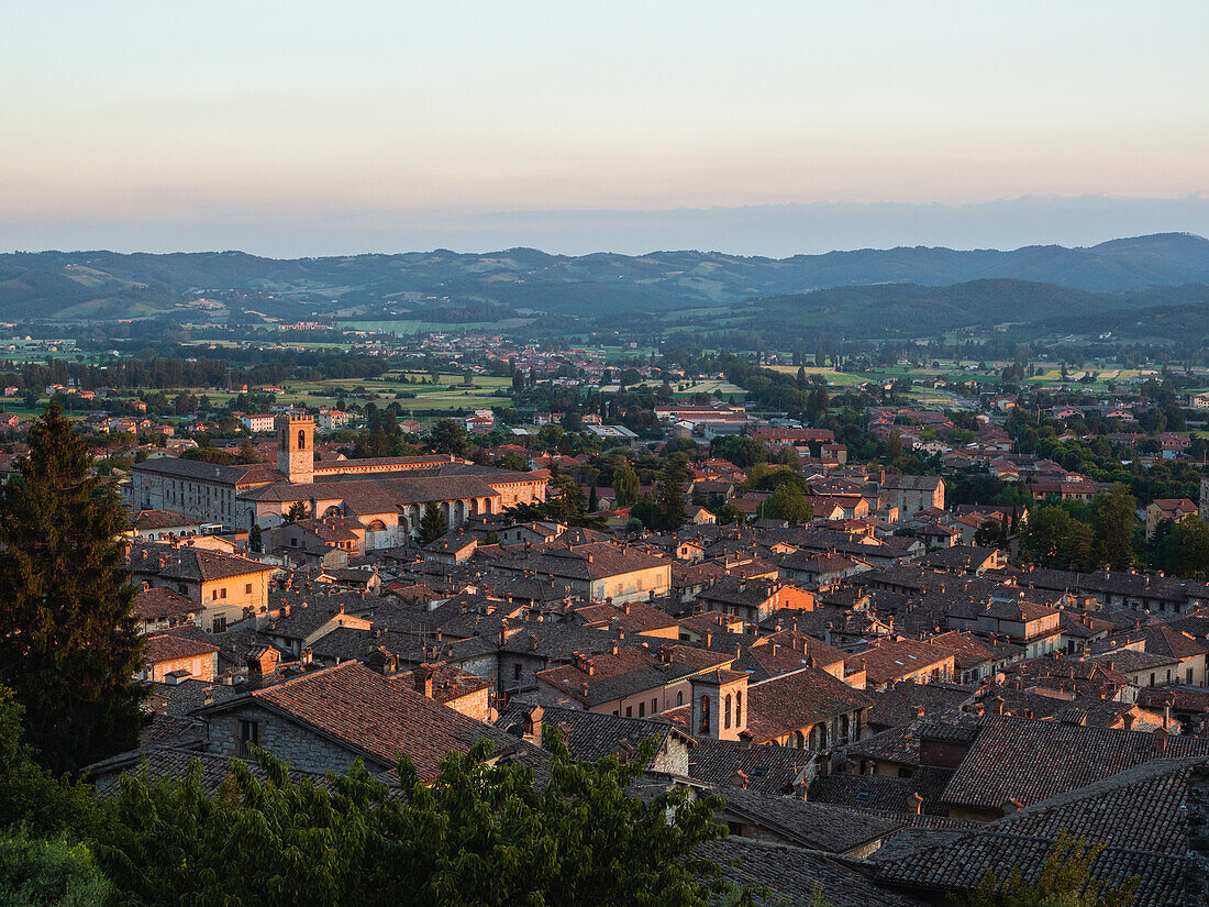 Gubbio Altstadt Stadtbild bei Sonnenuntergang, Gubbio, Umbrien, Italien, Europa