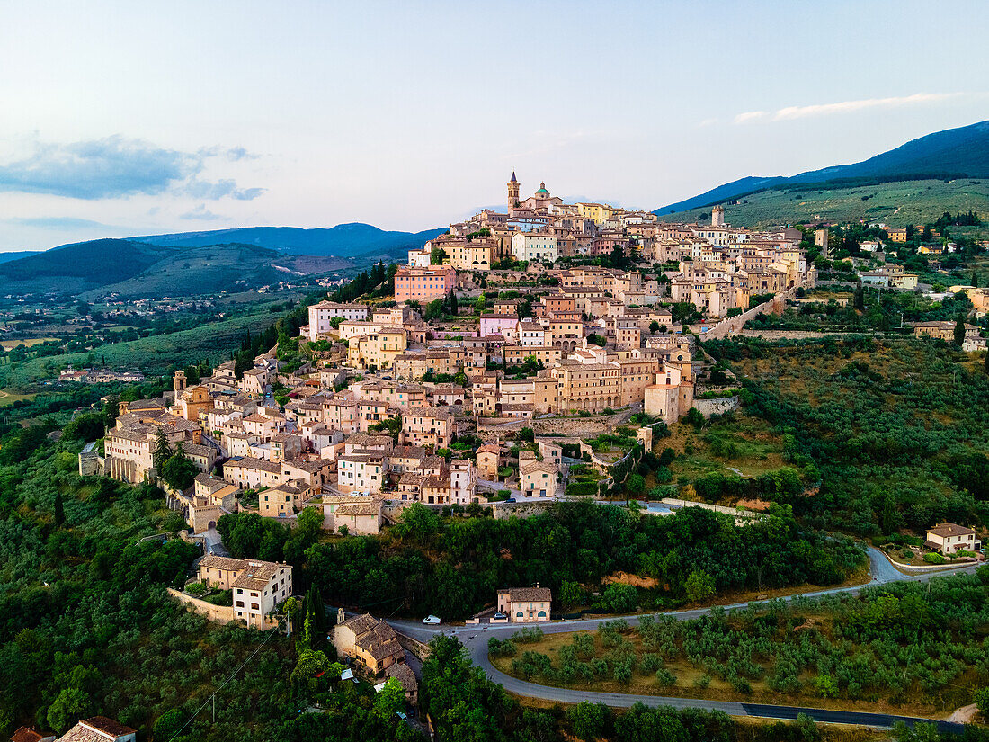Luftaufnahme der hügeligen Stadt Trevi, Umbrien, Italien, Europa