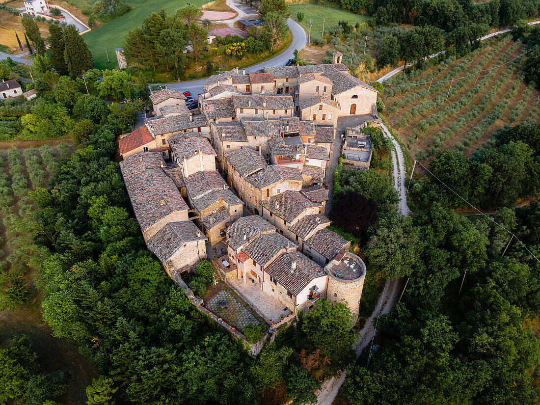 Luftdrohnenansicht des Dorfes Torre del Colle bei Sonnenuntergang, Umbrien, Italien, Europa