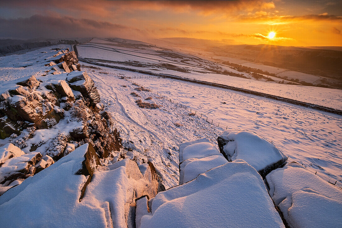 Windgather Rocks bei Sonnenuntergang im Winter, in der Nähe von Kettleshulme, Cheshire, Nationalpark Peak District, England, Vereinigtes Königreich, Europa