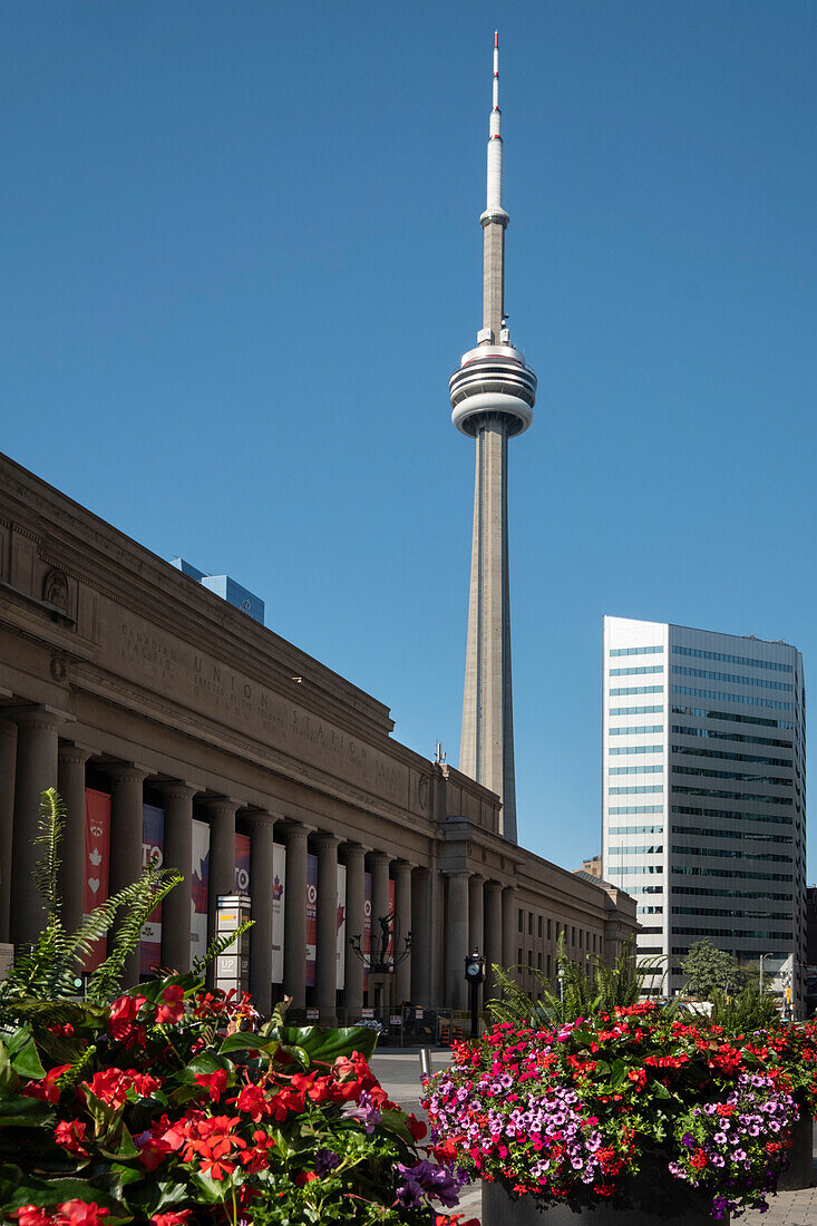 Union Street Station und der CN Tower im Sommer, Front Street, Toronto, Ontario, Kanada, Nordamerika