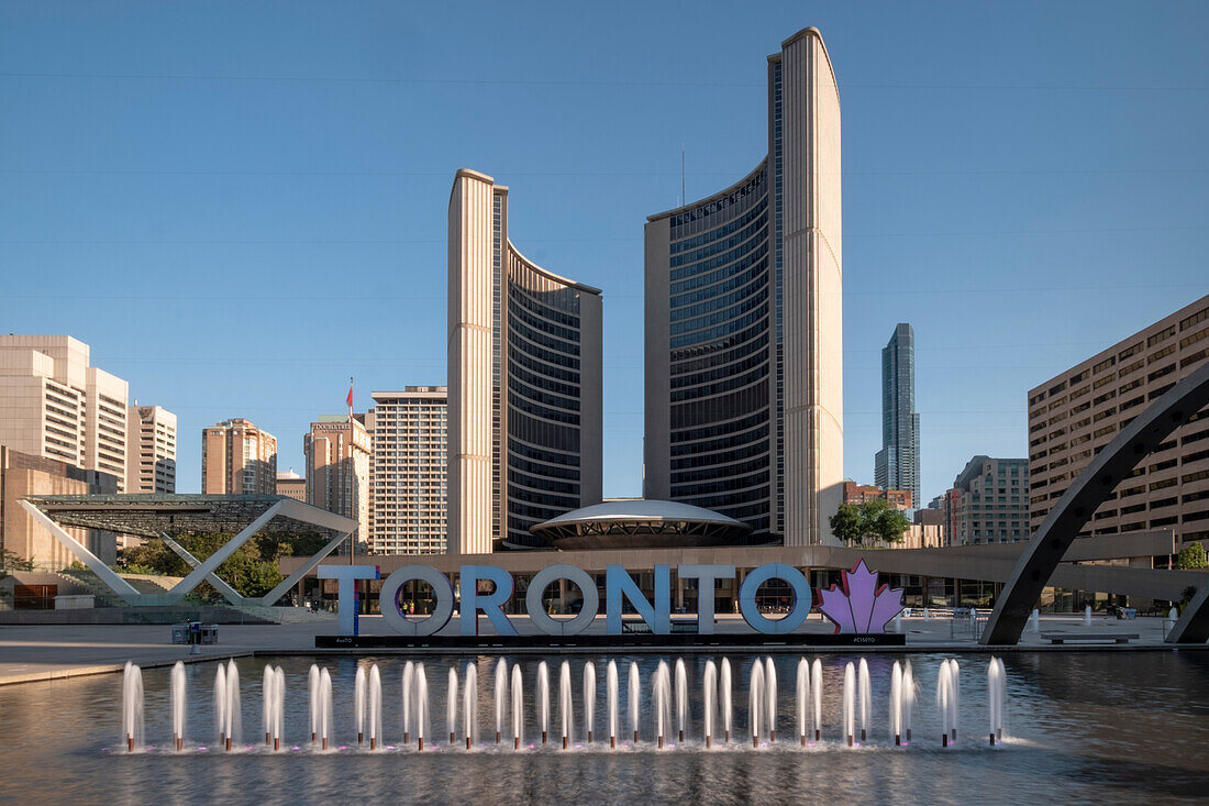Nathan Phillips Square und Rathaus von Toronto, Toronto, Ontario, Kanada, Nordamerika
