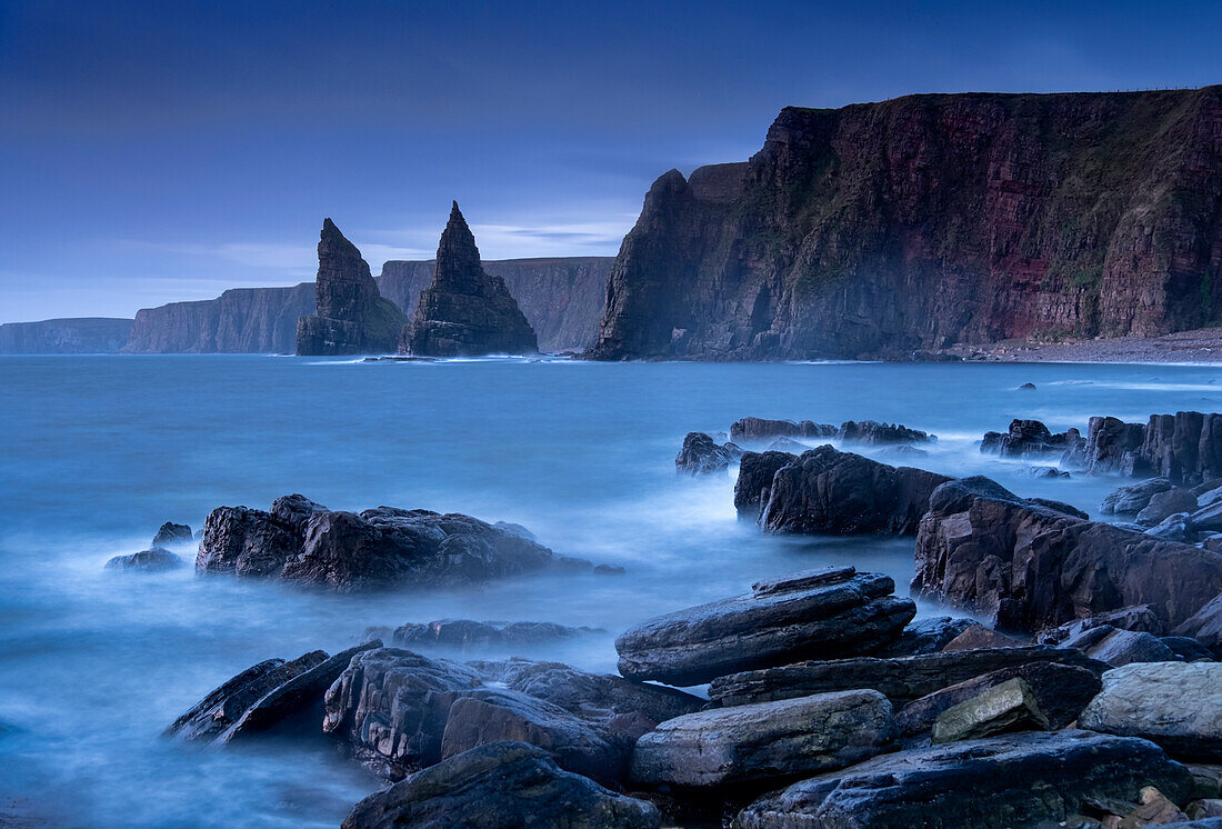 Duncansby Head und Sea Stacks im Morgengrauen, Caithness, Schottisches Hochland, Schottland, Vereinigtes Königreich, Europa