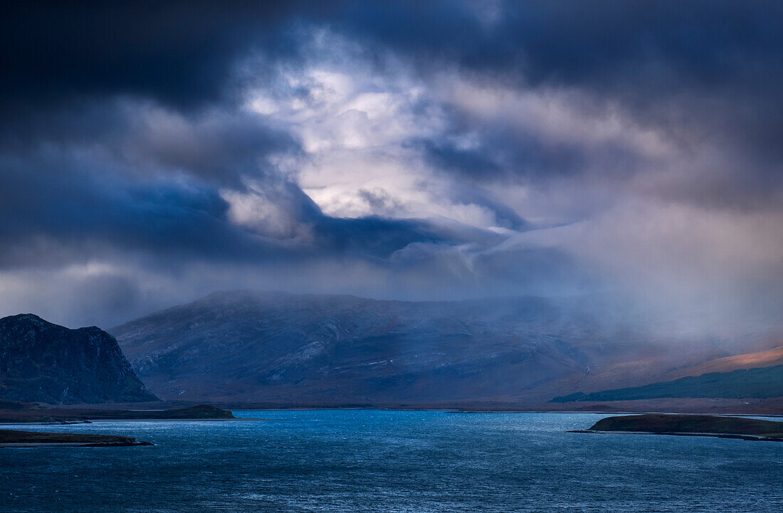 Dramatischer Gewitterhimmel über Loch Eriboll, Sutherland, Schottisches Hochland, Schottland, Vereinigtes Königreich, Europa