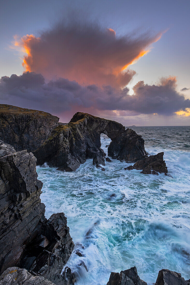 Gewitterwolke über Stac a Phris Natural Sea Arch bei Sonnenuntergang, in der Nähe von Shawbost, Isle of Lewis, Äußere Hebriden, Schottland, Vereinigtes Königreich, Europa