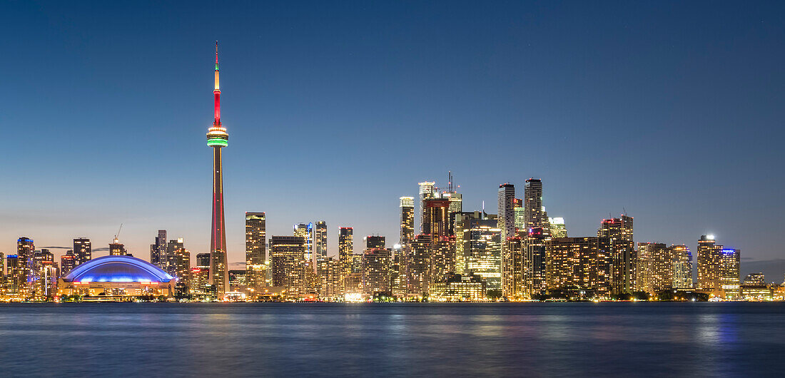 Skyline von Toronto mit dem CN Tower bei Nacht über den Lake Ontario, Toronto, Ontario, Kanada, Nordamerika