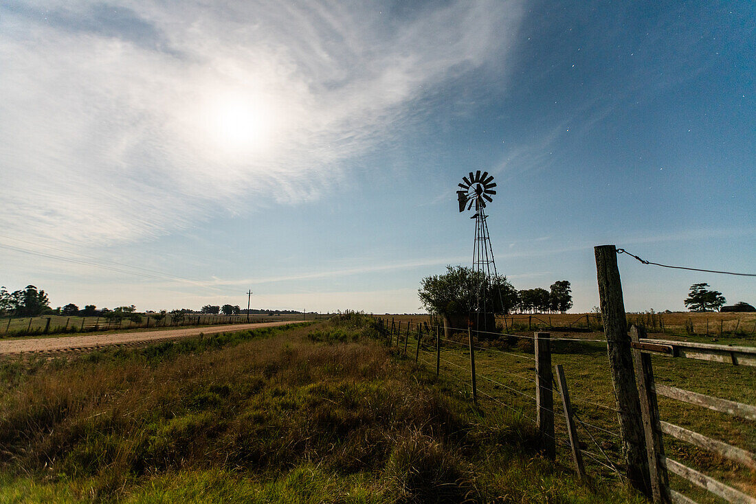 Blick auf die aeromotorische Windmühle im landwirtschaftlichen Bereich, Uruguay, Südamerika