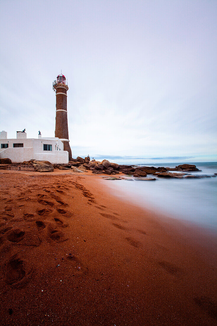 Blick auf Leuchtfeuer Leuchtturm am Strand, Uruguay, Südamerika